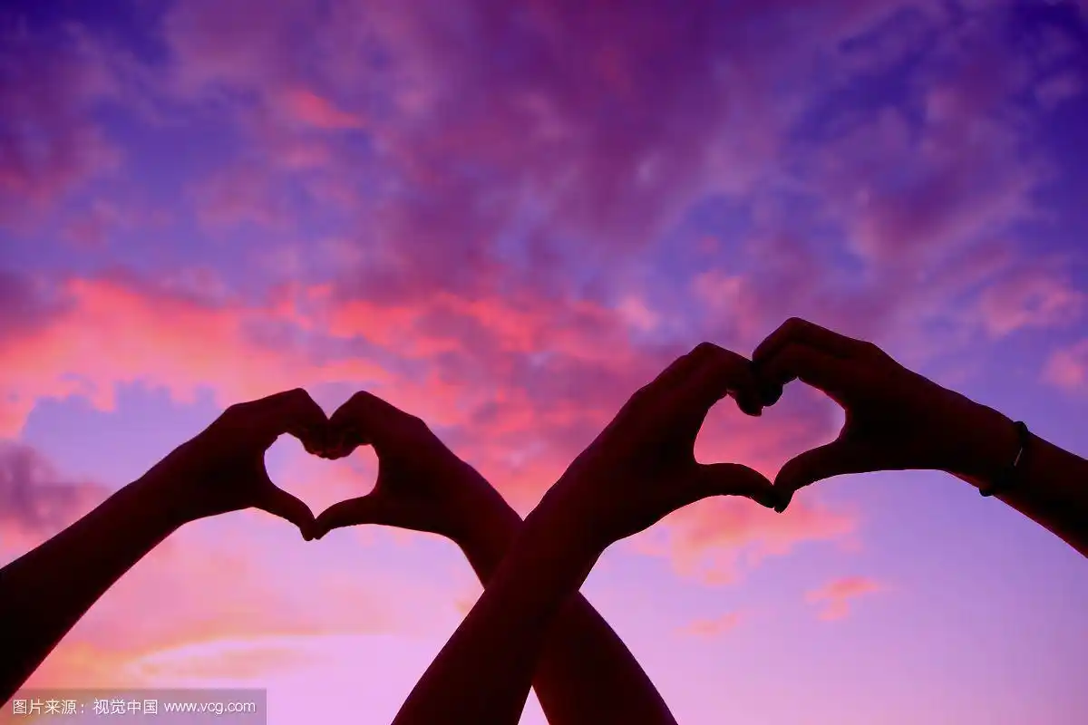日落时分的双爱心手