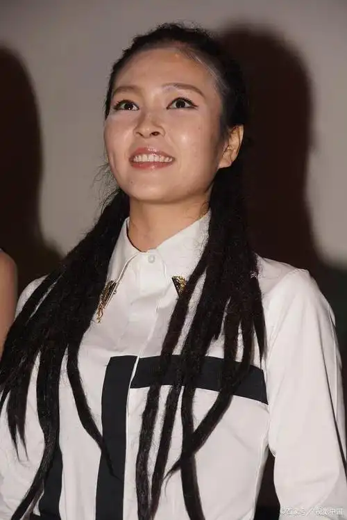 在近日,知名歌手毕夏首次公开露面,引起了公众的广泛关注.