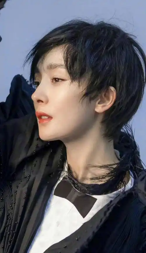 原创35岁杨幂晒短发造型穿网眼黑裙尽显妩媚时尚五官精致美出天际