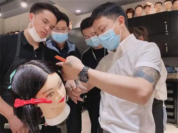 最近很多人在问,六盘水学美发哪里好,哪里有比较专业的美发学校,其实