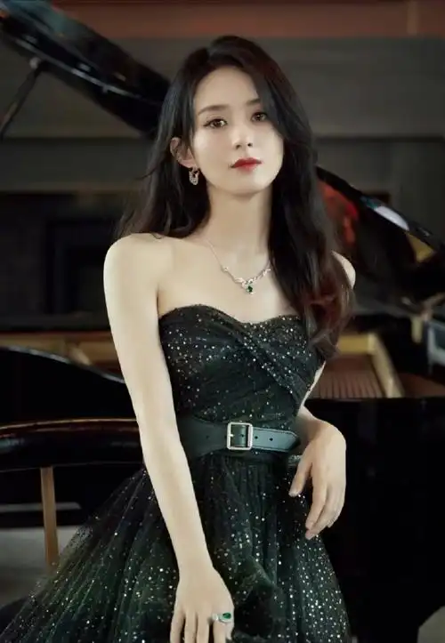 赵丽颖具有独特的气质,既能展现出甜美可爱的一