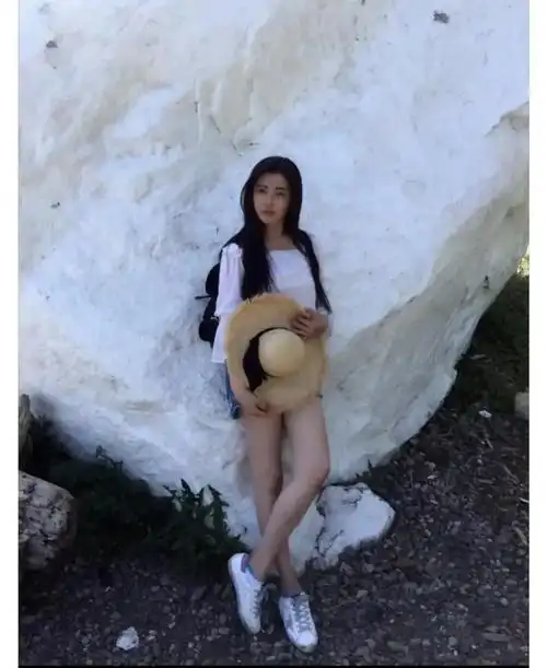 57 岁王祖贤晒近照,头发浓密,穿衬衣戴毛绒耳环好休闲