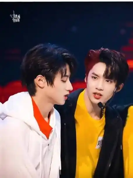 其实朱志鑫刘耀文早在2018年就一起玩了,他们一起从160的奶团子到180