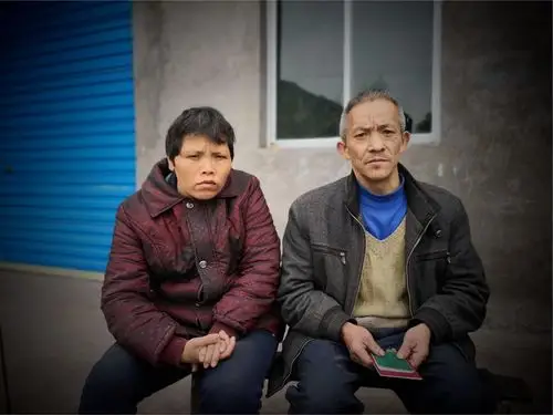 向长旭的父母,母亲身体羸弱,父亲年迈务农,家庭生活困苦,但家人仍旧