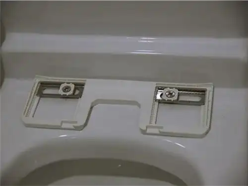 马桶盖膨胀螺丝怎样拆