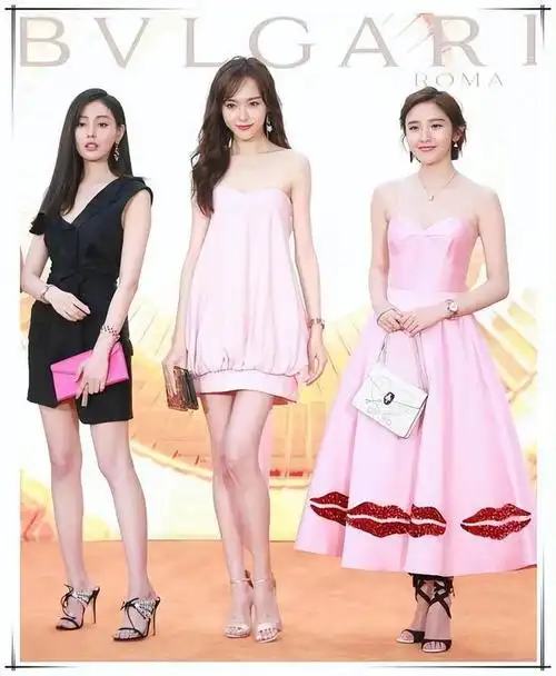 身高腿长的唐嫣站在c位,瞬间抓住了所有人的眼球.