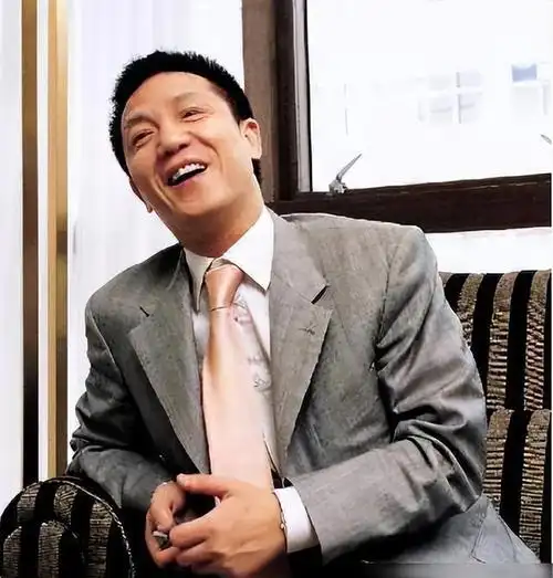 上海首富周正毅有多高调?"团灭"上海主持天团,服刑期间赚30亿