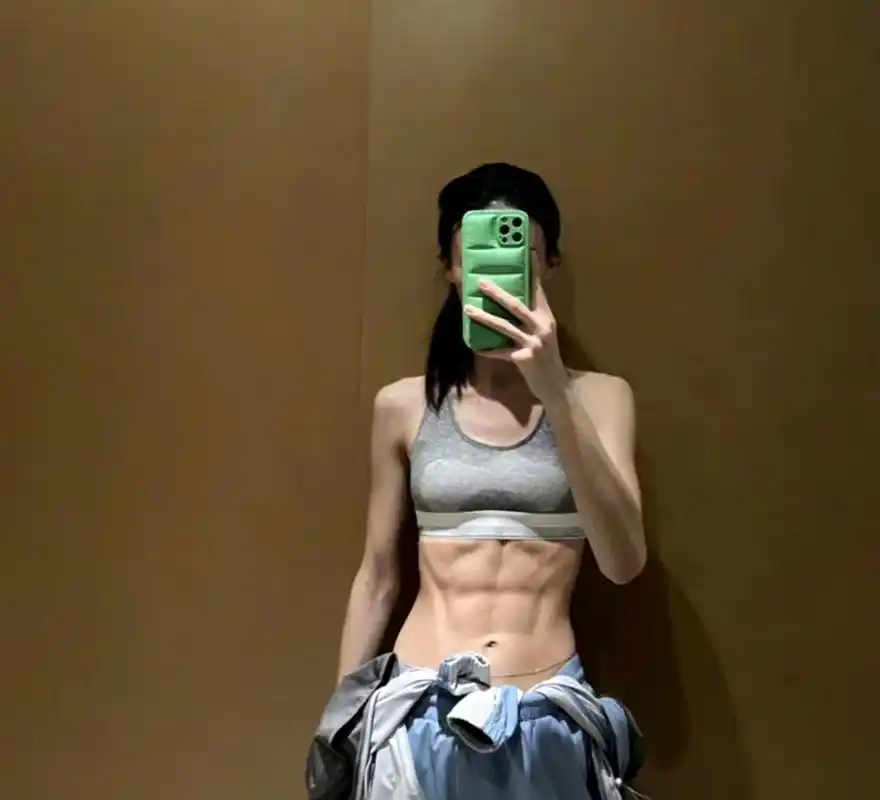 金晨瘦归瘦,但全身都是肌肉,最重要的是还有马甲线