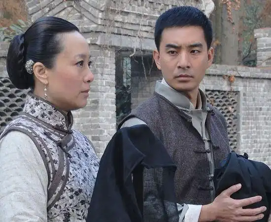 改编的民国情感悬疑戏《乱世新娘》正在深圳电视台电视剧频道黄金时段