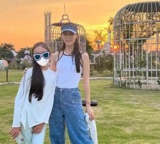 雷佳音妻子晒照似有二胎,11岁女儿手机不离手,涂指甲油洋气