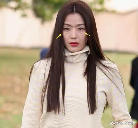 41岁全智贤外媒生图曝光,眼袋与皱纹齐飞,整脸下垂老10岁!