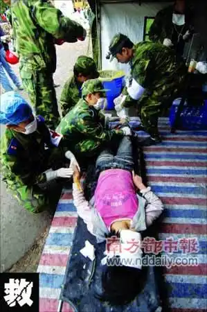 北川中学千人死亡 官兵10分钟抬出4具尸体(图)