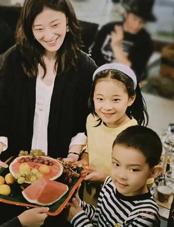 刘烨梅婷子女出演话剧,诺一画风搞笑还撞脸何炅,霓娜漂亮有礼貌