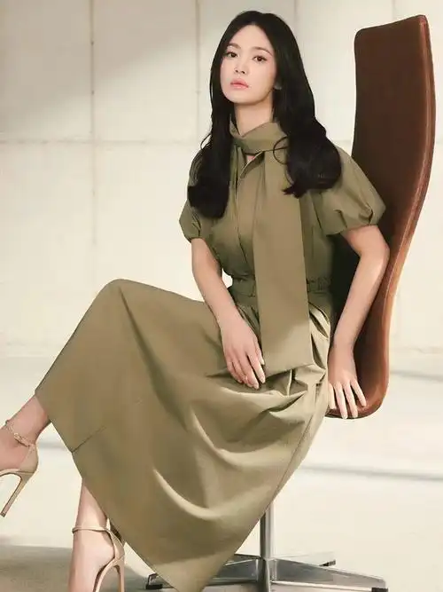 宋慧乔最新物料释出:大红色束腰长裙很有气场,中分长发气质佳!