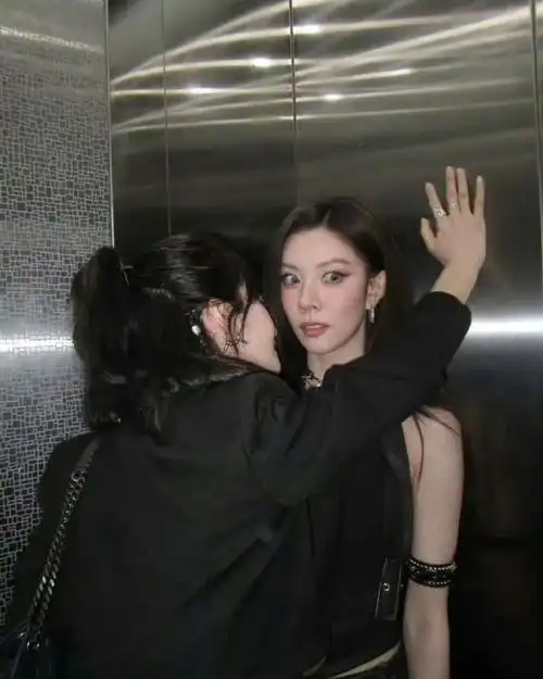 李晟宋妍霏 有人踩了箱还是劈了叉##假期中的她们