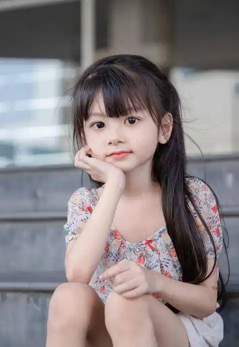 融化人心的小天使!国外6岁小女孩初恋系脸蛋萌翻天,亲弟弟颜值也超强