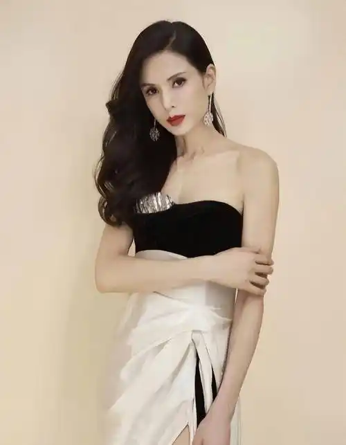 小龙女李若彤穿军大衣赶年集,农村感觉太新鲜,主打入乡随俗_生活_明星