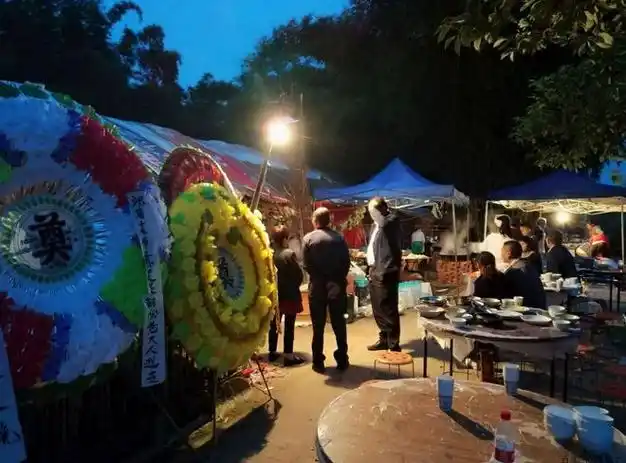 今年我回村参加了三场葬礼越来越发现农村的人情世故让人反感