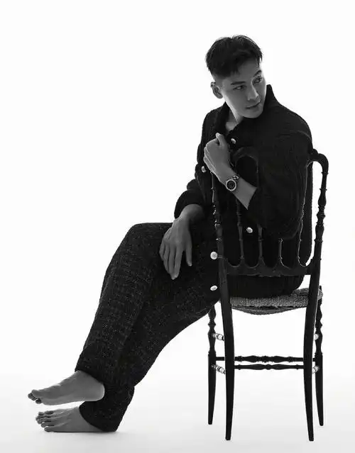 陈伟霆不愧是时尚宠儿拍写真尽显男友力黑白大片好有高级感