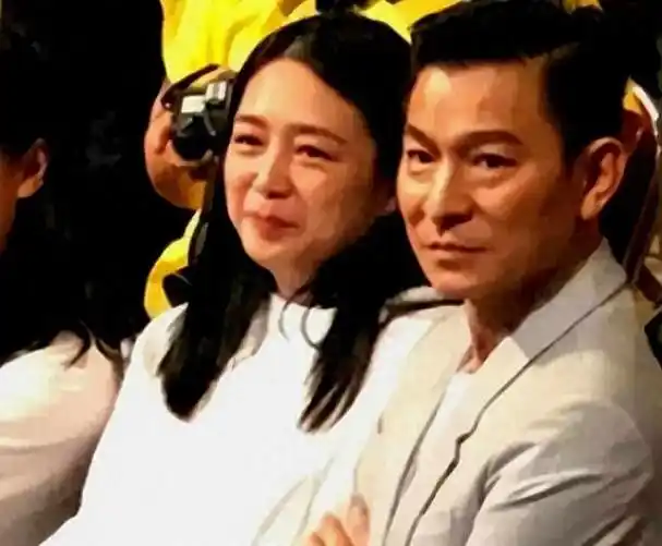 刘德华爱人现身学校观看女儿表演,身旁朱丽倩气质绝佳