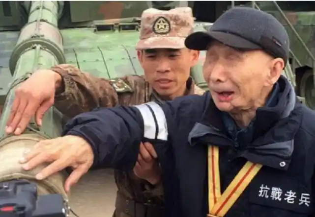 双目失明的94岁老兵因一物件暴露身份部队出动6辆坦克迎接他