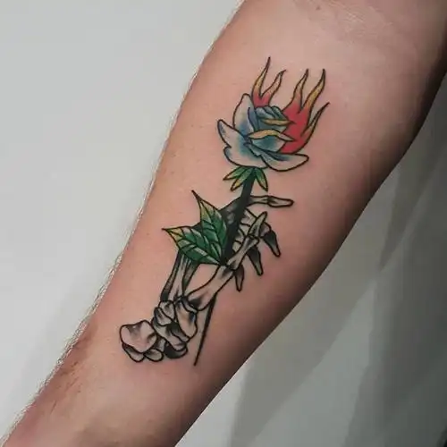 冉先生小臂手持玫瑰纹身图案
