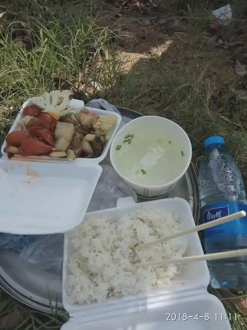 11点路过一卖工地盒饭的,本来想买瓶水的,没有,顺便吃饭吧!