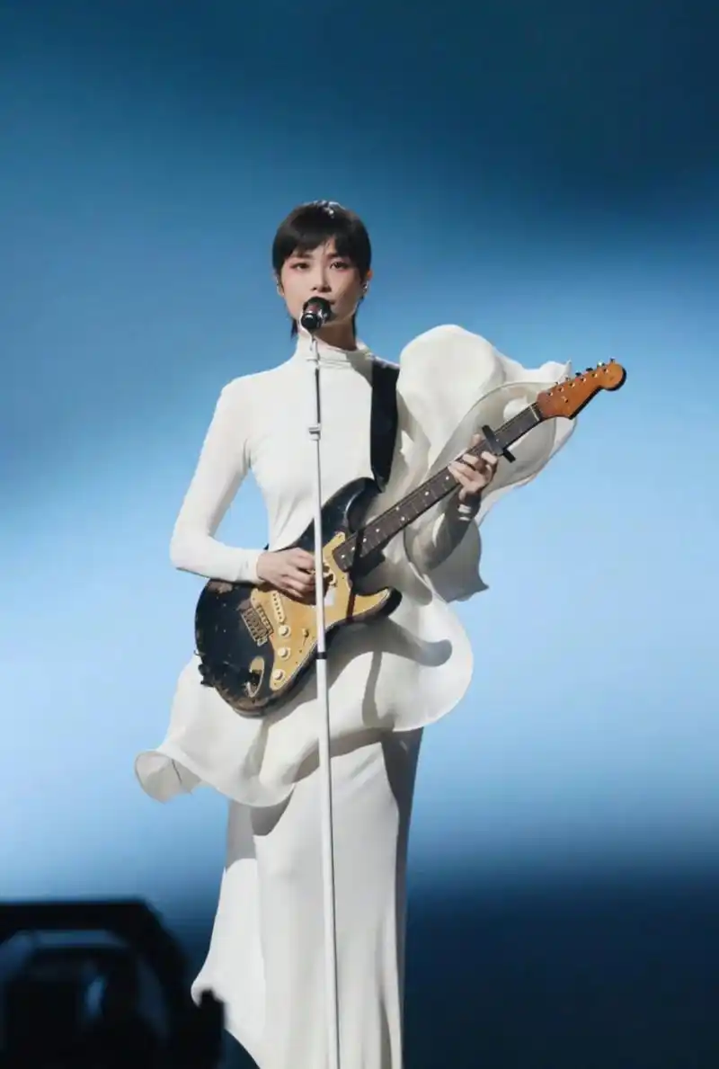 在广州演唱会大放异彩的李宇春,不忘感恩背后的推手——龙丹妮经纪