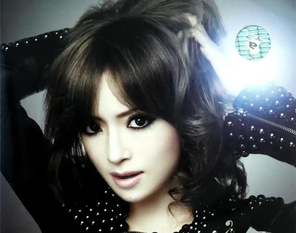 40岁的滨崎步,为20岁的伴舞小哥,生下了孩子 一个女人什么时候最幸福?