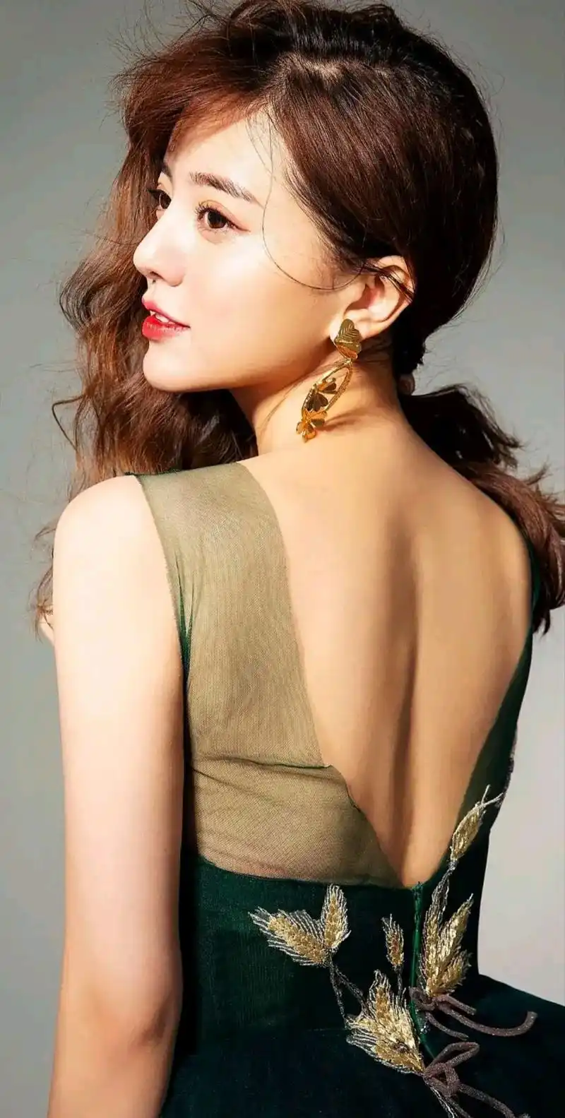 藏族姑娘阿兰达瓦卓玛身材傲人,真是美到了极致