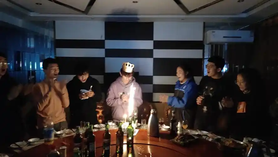 刘思麟同学过生日叫了好多的同学(差不多半个班),真正意义上第一次的