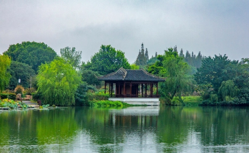 尚湖风景区同里古镇属于江苏省苏州市吴江区,位于太湖之畔,紧靠市府