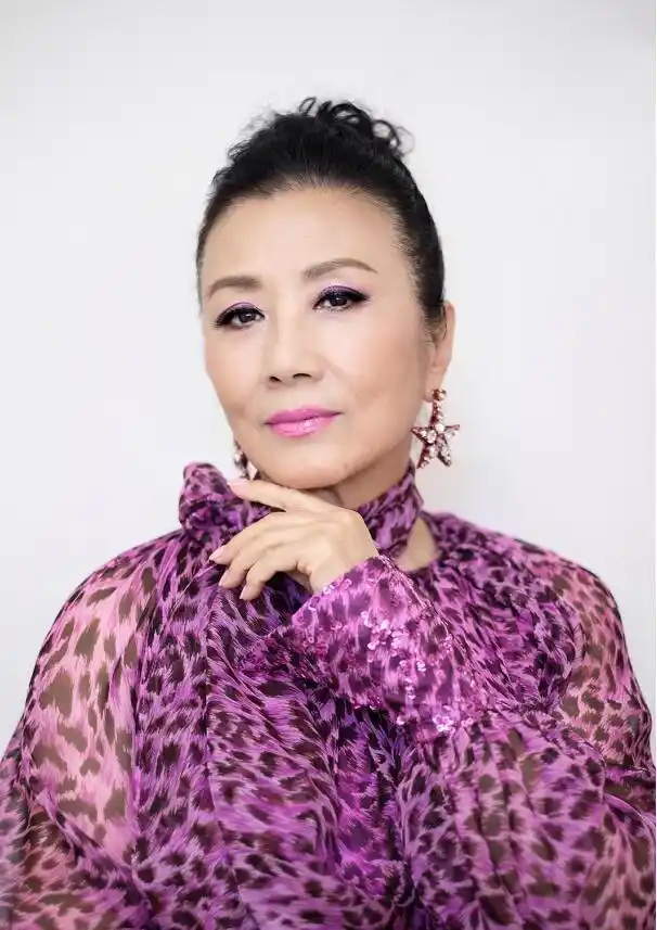 原创汪明荃偏要和岁月较劲,穿紫色扎染裙优雅高贵,72岁还是小仙女!