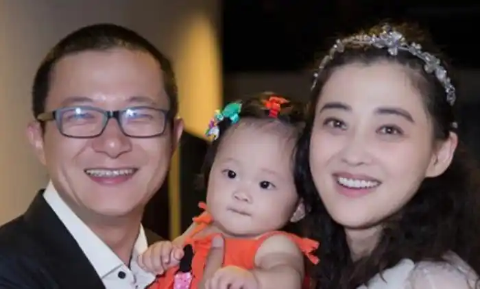 梅婷第一任老公是谁45岁的梅婷与42岁的曾剑