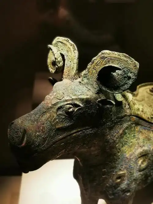 后母辛青铜觥:妇好墓中的瑞兽酒器