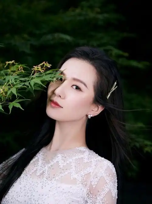 刘诗诗的黑直发造型很清纯,身穿一袭白色连衣裙的她,清澈而唯美