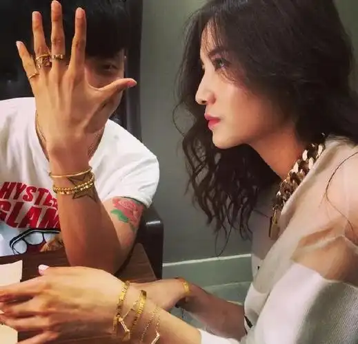 给大家看几个养眼的男明星~▲张云雷相声