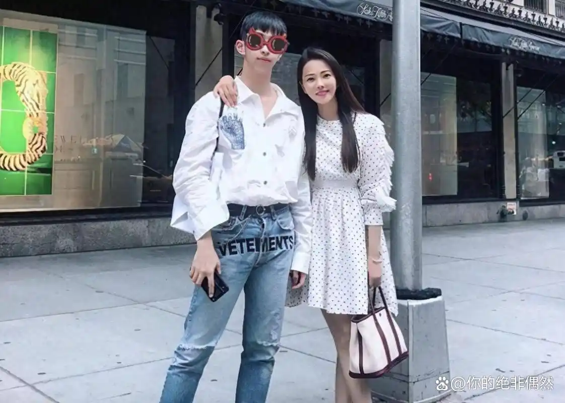 揭秘:伊能静儿子与外国男友的亲密照,穿女装秀恩爱引爆网络!