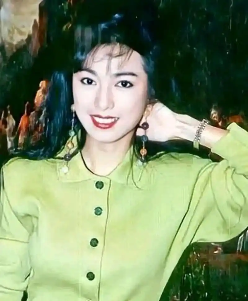 香港影星成龙与米雪的一段情[鲜花]  当年,成龙对米雪说:"我们分手吧