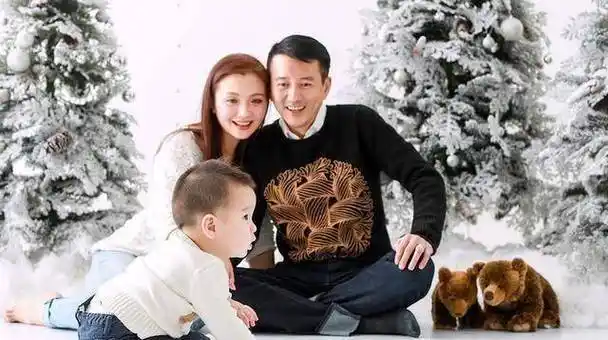 这张孙茜老公蔡远航出镜了,虽然他比孙茜大不少,但看样子保养的很不错