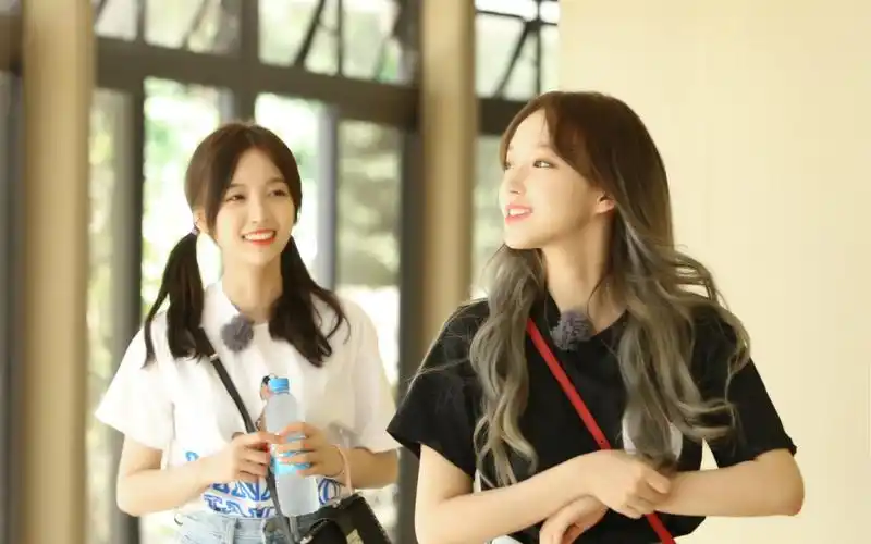 程潇吴宣仪搭档跳舞!一旁的眼镜哥眼睛都直了!呆立在原地太好笑