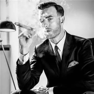 2019超拽男生黑白头像 霸气成熟范男生抽烟头像