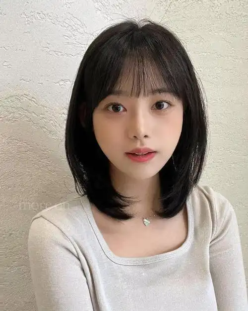 锁骨发是一种头发长度在锁骨左右的发型,这个长度的发型可以有效的