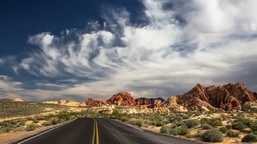 北拉斯维加斯,州立公园,公路,沙漠,云 壁纸 下载 2560x1440 qhd 北拉