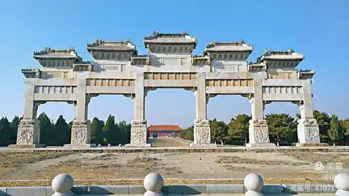 来到清东陵,首先看到的是这道气势雄伟的孝陵石牌坊.