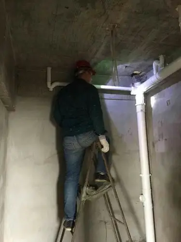 c段工人在安装排水管