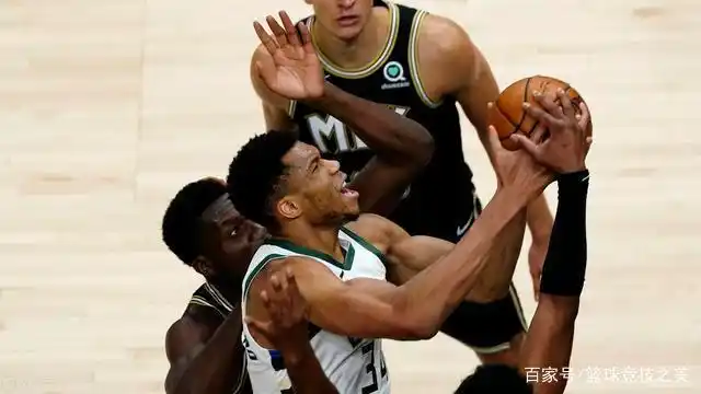 字母哥人群中手起刀落