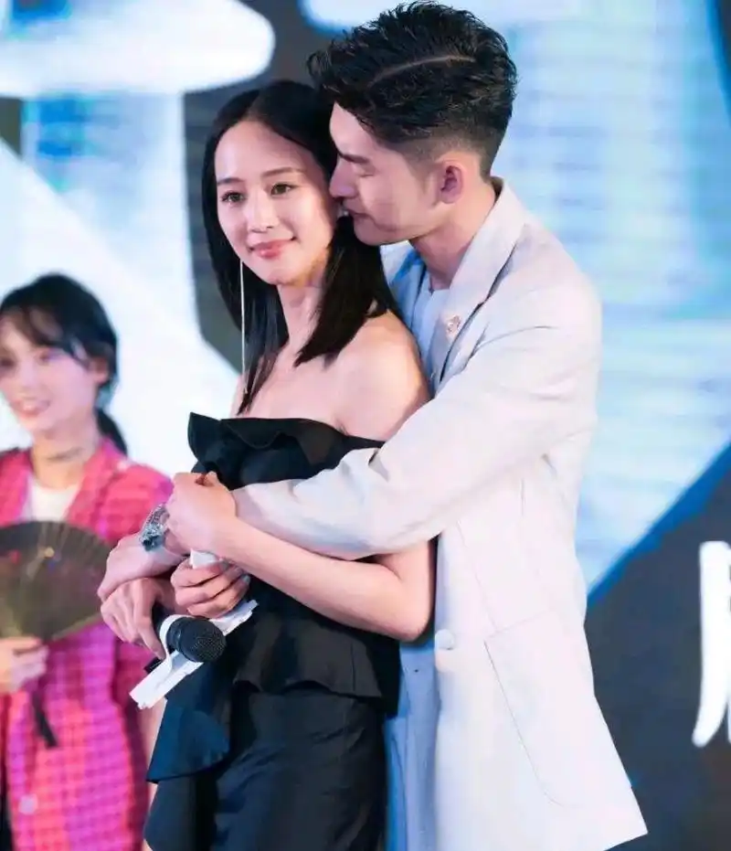 张翰和张钧甯同框!看到张翰动手抱住了张钧甯,亲密的互动!她很害羞!