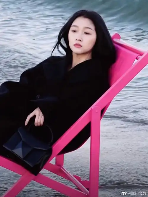 关晓彤海滩氛围感花絮##关晓彤秋日海滩氛围感拍摄花絮