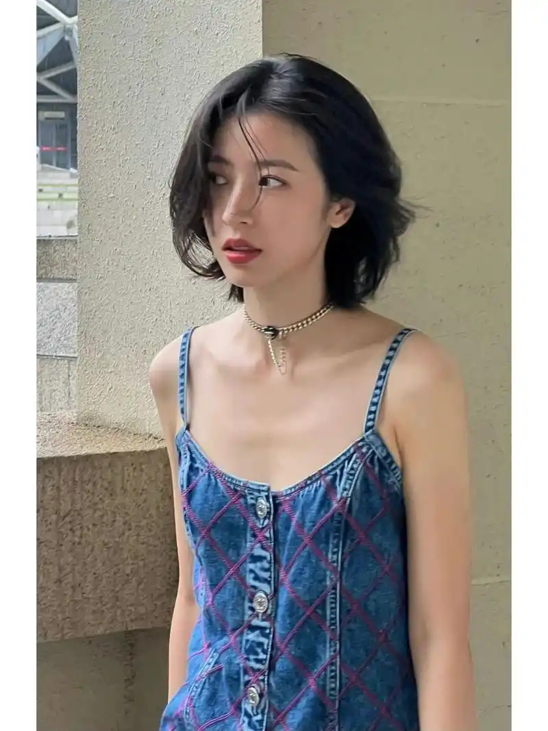 美女演员—周雨彤 安徽淮南姑娘周雨彤牛仔吊带低胸短裙的妆扮怎么样